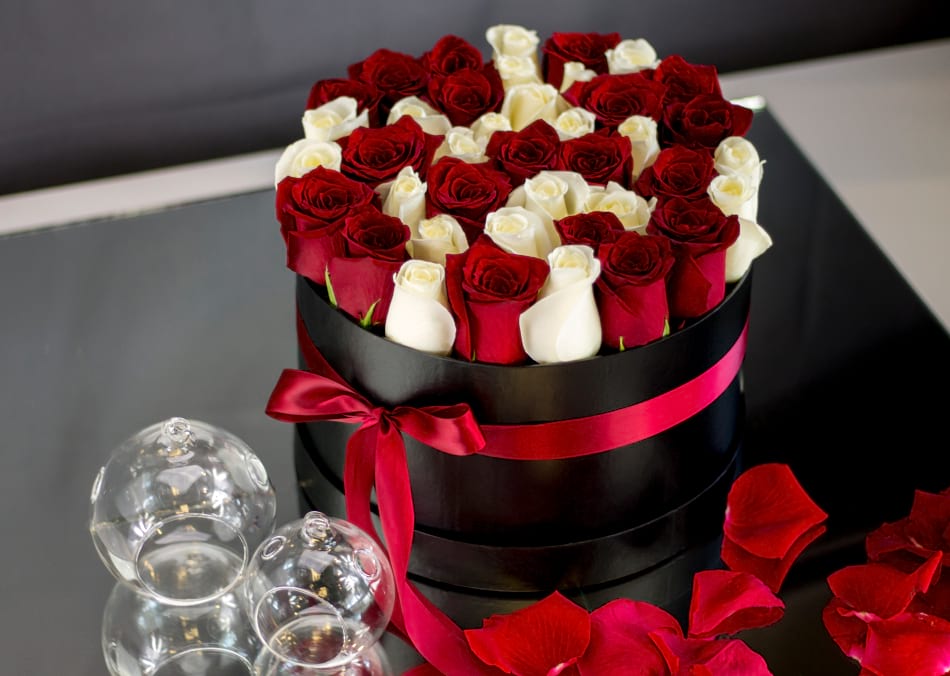 Red & White Roses Hatbox